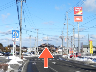 右にツルハ、左にスーパーの交差点を直進。50M程進むと、また信号があります。そこも直進します。
