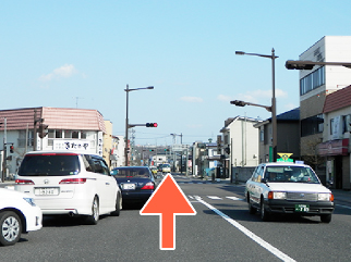八戸駅東口を出て一つ目の信号を直進します。