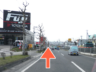 交差点通過後長い下り坂が続きます。そのまま、新井田川を越えます。