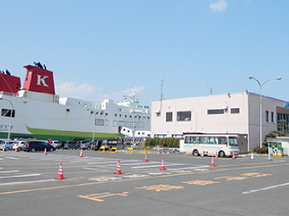 八戸フェリーターミナルから出発します。
