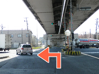 陸橋下を直進後、信号を左折ください。