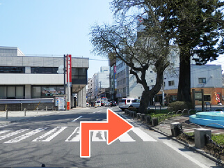 交番を左に見て、右に迂回します。