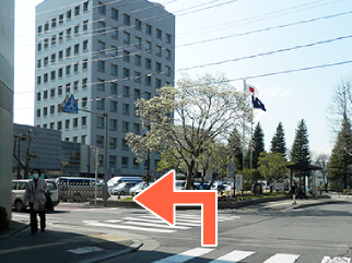 商工会議所を越えて左折ください。