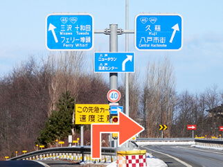 まっすぐ進むと、2手に別れる分岐点がございます。右に入っていきます。