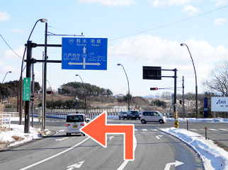 合流後一つ目の信号です。ここを左折ください。