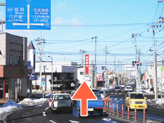 道なり左折一つ目の交差点を直進します。