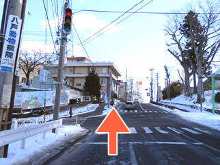 「ENEOS様」を右折後直進し、信号一つ目も直進ください。