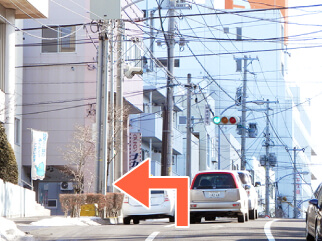 左に「東北電力様」(少し登り坂)を左折(3つ目)。