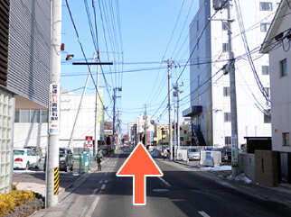 「東北電力様」左折後の画像です。左の「安達内科様」右奥がホテルです。