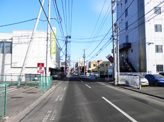 左折後50M程で右にホテル、左に駐車場看板が見えてまいります。