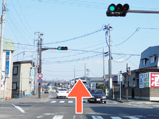 ２つ目の信号も直進。信号越えると左側にスーパーがあります。