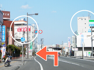 直進すると、右側にファミリーマート様、左側にしまむら様の交差点を左折します。
