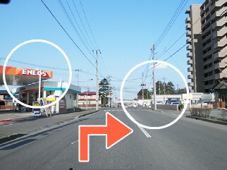直進すると、左にエネオス様、右斜め前方にローソン様の交差点を右折します。