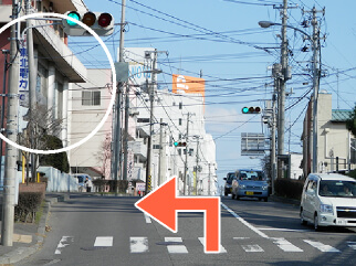 直進すると、右側にファミリーマート様、左側にしまむら様の交差点を左折します。
