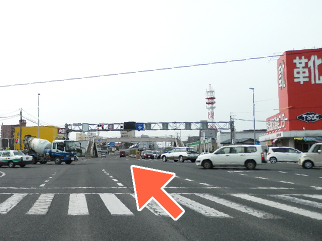 左側に交番があり、直後の交差点も直進ください。