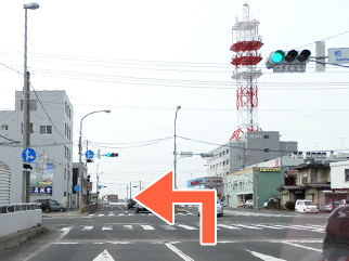 坂を上り、1つ目の交差点を左折ください。