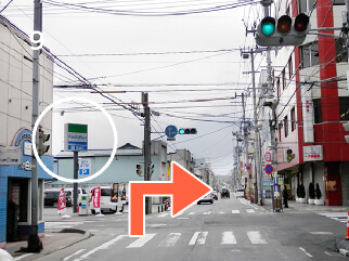 ファミリーマート様がある交差点を、右折ください。