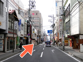 左車線を直進ください。
