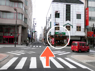 モスバーガー様がある交差点も、そのまま直進ください。