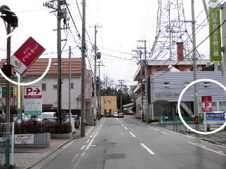 直進すると左手に当ホテル、右手に駐車場がございます。