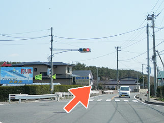 右折後しばらく直進、左は海となります。