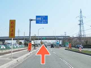 工業地帯を見ながら、ひたすら道沿いに直進します。ここからの道順は、フェリーふ頭からと同様です。