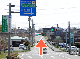 三沢空港を出て、一つ目の信号を直進します。