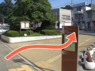 黄色い歩道を通り、横断歩道へ。