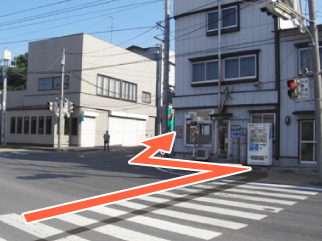 横断歩道を渡り、左折後すぐ右折し、右側を歩きます。