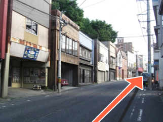 緩やかな坂を登りまっすぐ進みます。