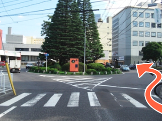 市役所前のロータリー右側を進みます。正面右の建物が八戸商工会館です。