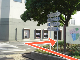 八戸商工会館手前の道を右折します。