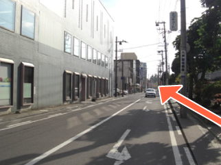八戸商工会館脇の道を真っ直ぐ進みます。