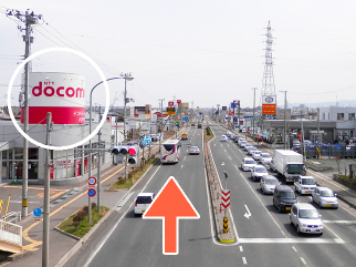 300m程直進すると、歩道橋向こう左手にドコモショップ様が見えます。そのまま直進です。