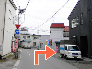 高架線過ぎて、突き当りを右折ください。左は進入禁止となっております。