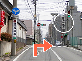 登り坂を直進し、１つ目の信号を右折ください。右手に田名部酒店様が見えます。